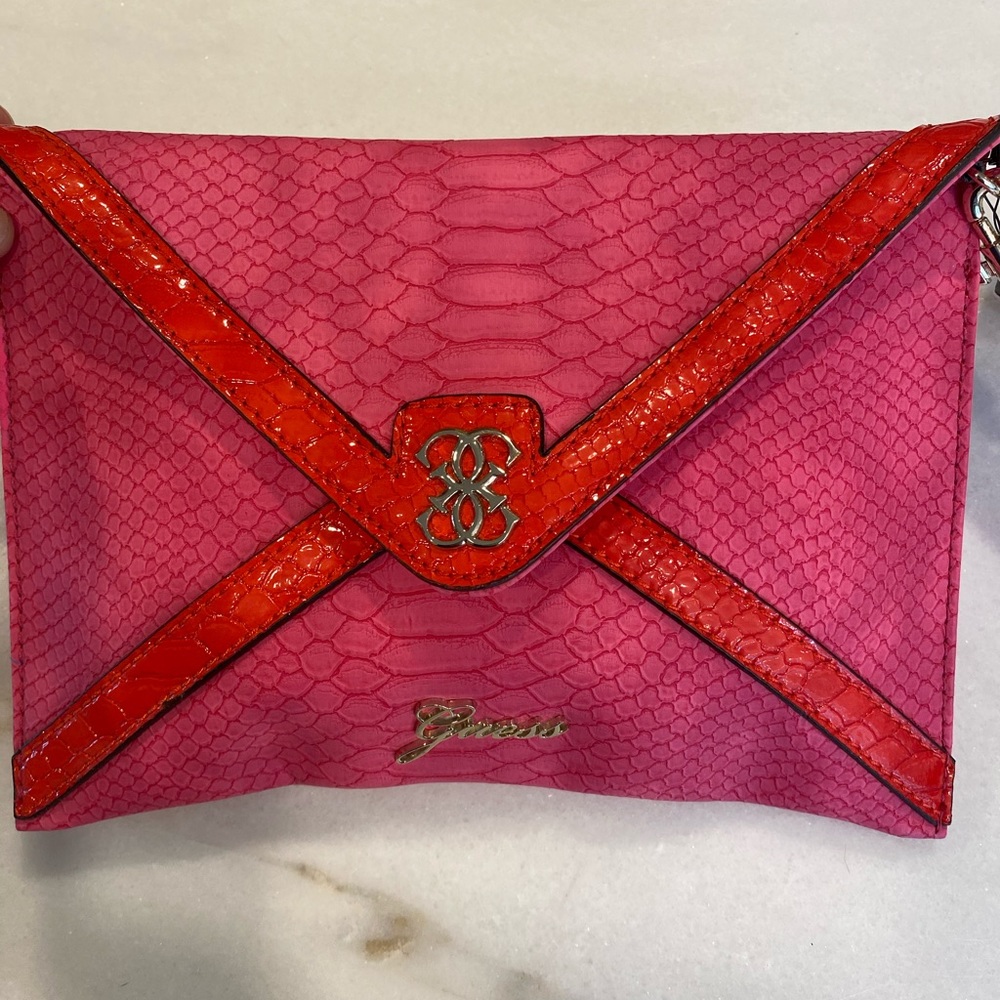 Guess Wrist Bag in Pink Multi
